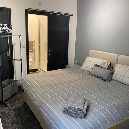 Modern Apartment With En-Suite & Private Kitchen Stoke-on-Trent Eksteriør billede