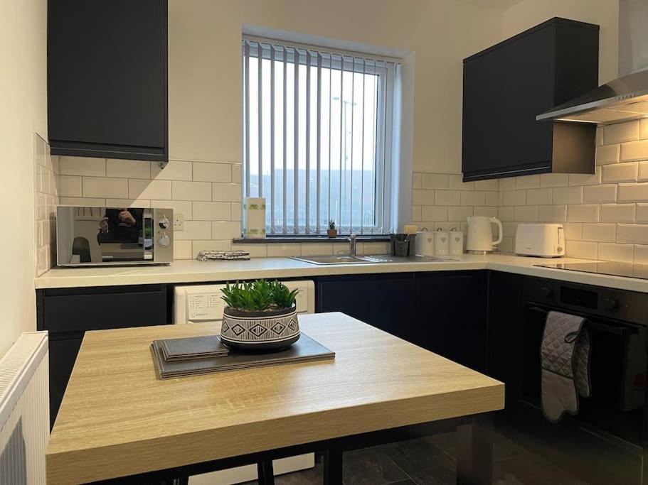 Modern Apartment With En-Suite & Private Kitchen Stoke-on-Trent Eksteriør billede