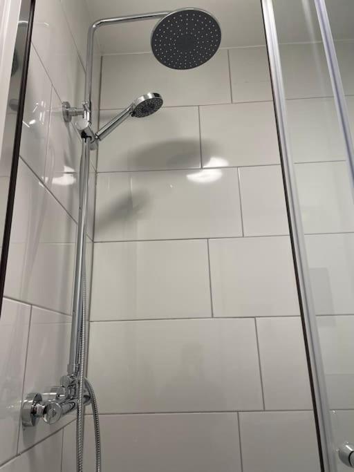 Modern Apartment With En-Suite & Private Kitchen Stoke-on-Trent Eksteriør billede