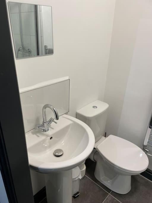 Modern Apartment With En-Suite & Private Kitchen Stoke-on-Trent Eksteriør billede