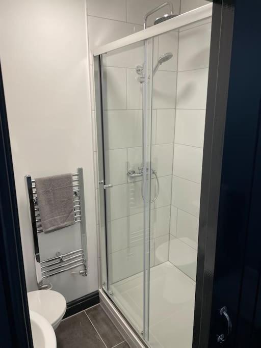 Modern Apartment With En-Suite & Private Kitchen Stoke-on-Trent Eksteriør billede