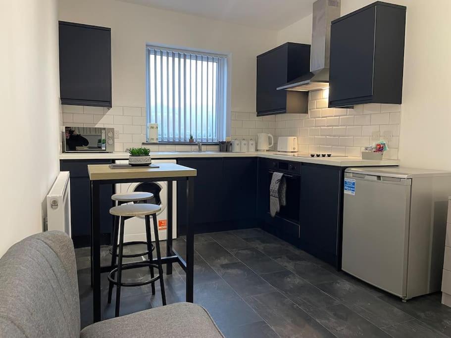 Modern Apartment With En-Suite & Private Kitchen Stoke-on-Trent Eksteriør billede